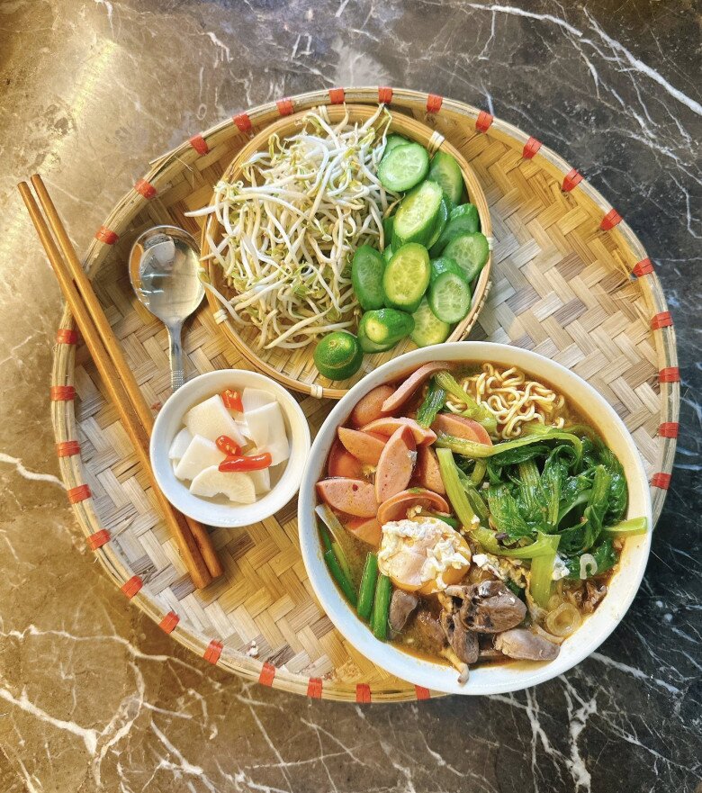 Mì tôm tim cật, xúc xích.