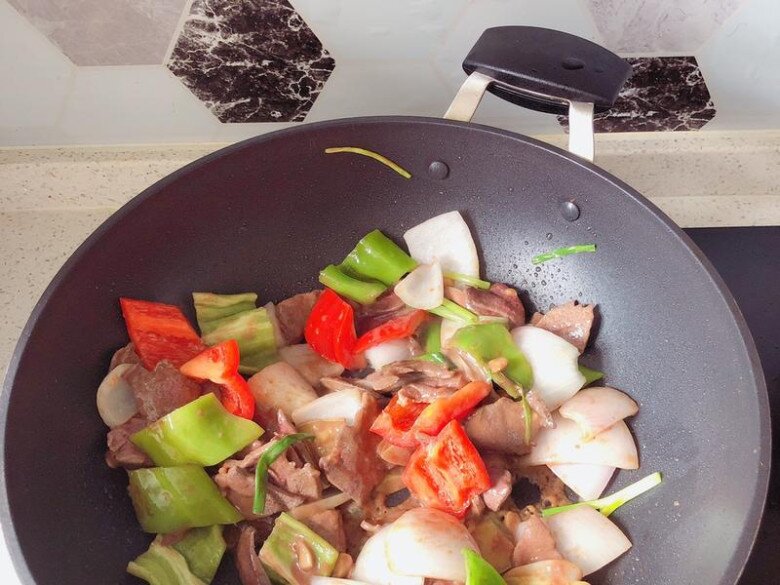 Bộ phận này của lợn vừa rẻ lại bổ, xào thế này mềm ngon, không tanh hay bị bở bột, cả nhà ăn không thừa một miếng - 7