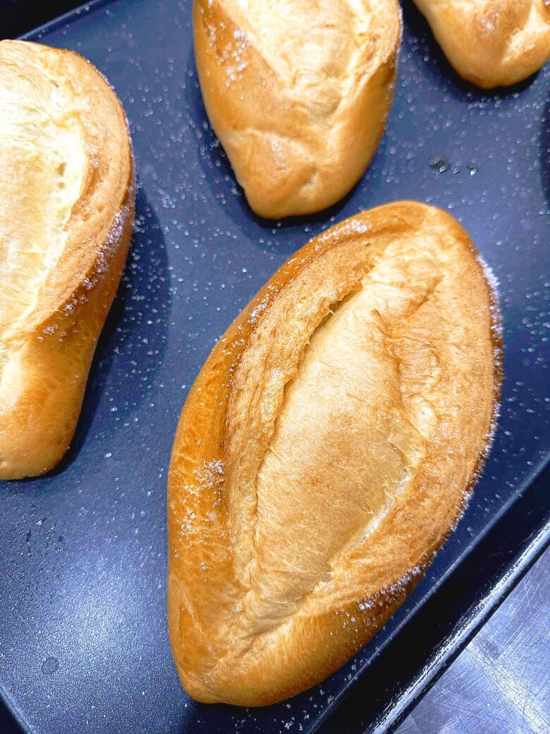 Bánh mì bơ Pháp sẽ ngon nhất khi ăn nóng (Ảnh: Facebook Hoa Bíu)