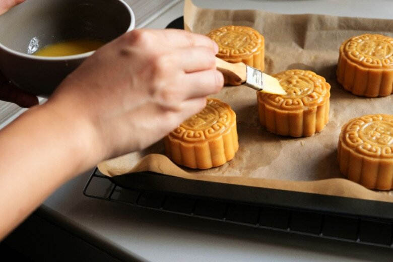 Phết hỗn hợp lòng đỏ trứng gà lên bề mặt bánh (Ảnh: Internet).