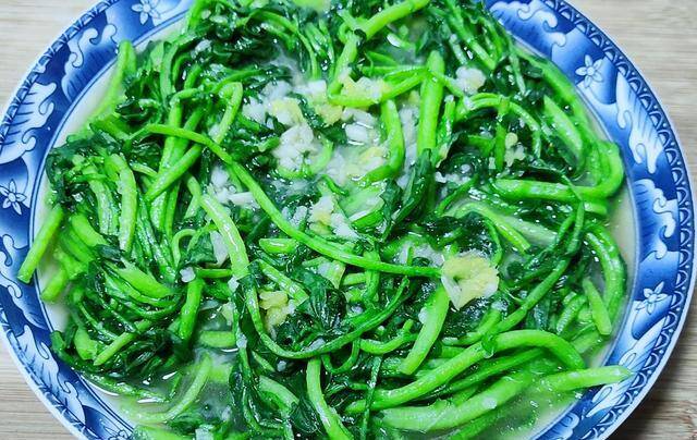 Cây này ở Việt Nam không chăm cũng lớn, là rau tốt nhất thế giới, giá chỉ 20.000 - 25.000đ/kg, nấu được nhiều món hấp dẫn - 2