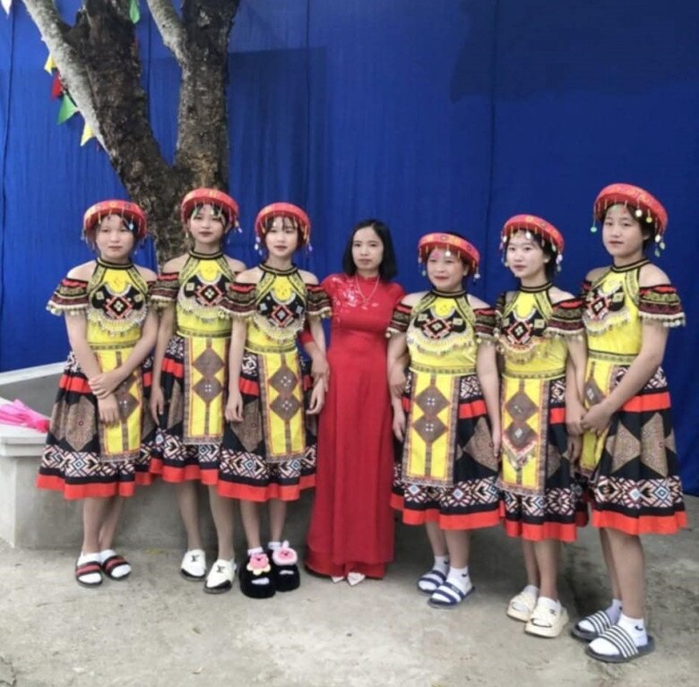 Chị Ánh Tiếp (áo dài đỏ).