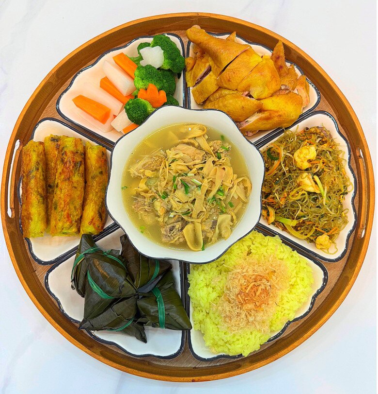 Mâm cỗ cúng Rằm tháng 7 của chị Tâm Nguyễn (Hà Nội).