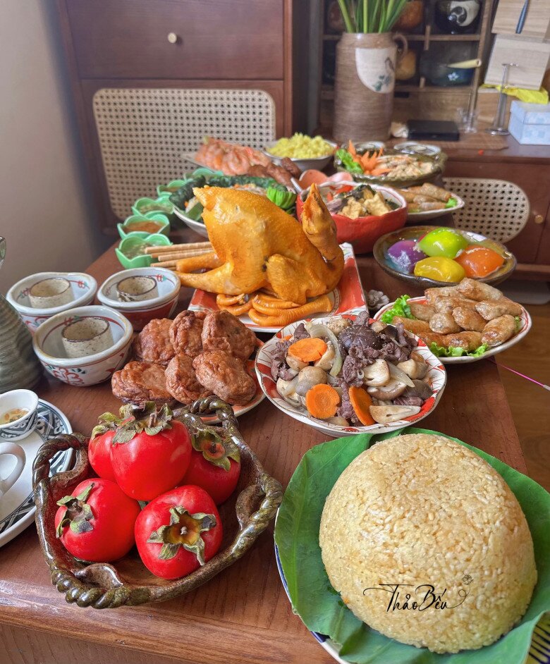 Chị Đinh Phương Thảo chuẩn bị mâm cỗ cúng Rằm tháng 7 với nhiều món ngon, hấp dẫn.