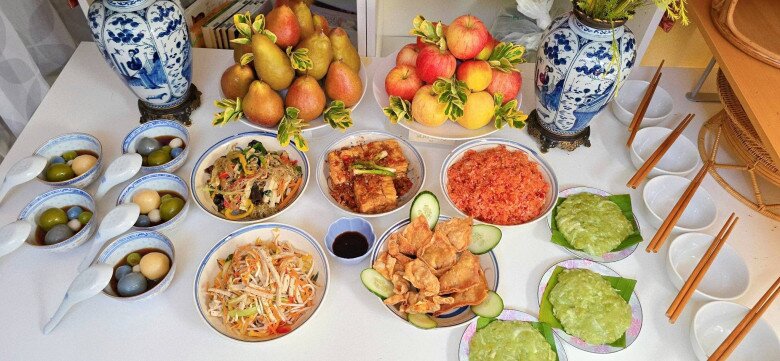 Mặc dù đã sang Pháp sinh sống nhiều năm nhưng chị Linh Dô (tên face) vẫn luôn chuẩn bị mâm cỗ cúng Rằm tháng 7 hàng năm.