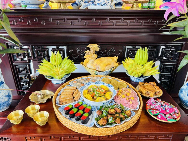 Trước đó, ngày mùng 1 tháng 7 Âm lịch chị Thúy cũng làm mâm cỗ cúng rất ngon miệng, bắt mắt.