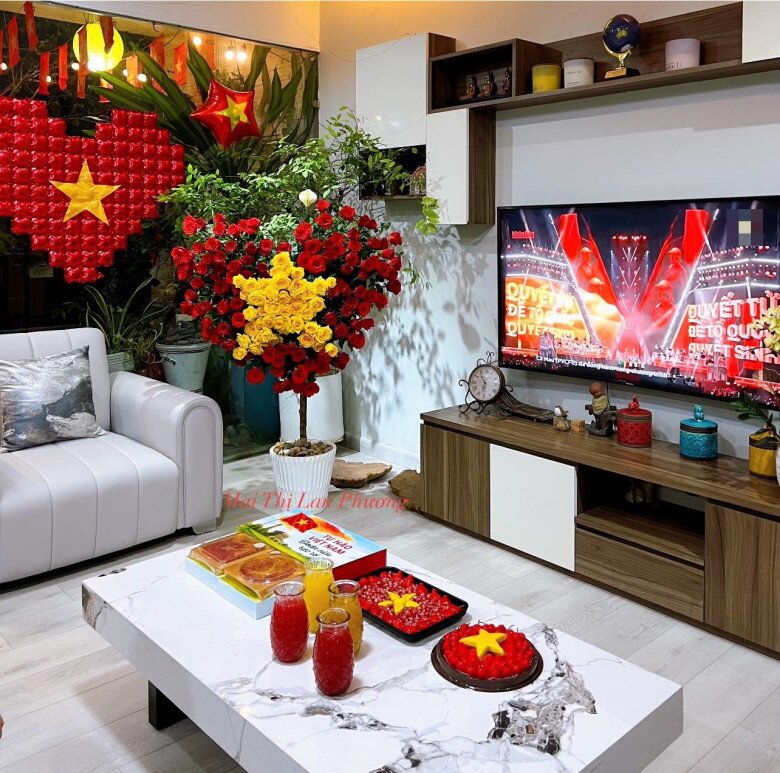 Chị Mai Thị Lan Phương trang trí nhà cửa và các món ăn theo chủ đề yêu nước rất đẹp mắt và rực rỡ. Chỉ cần ngắm thôi chắc hẳn ai cũng cảm thấy trái tim sôi trào nhiệt huyết. 