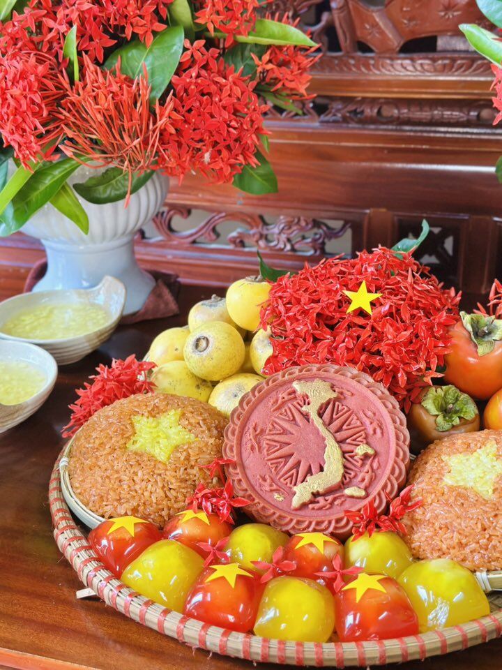 Mâm cỗ của chị Thu Ngọc gồm các món như bánh trung thu, xôi gấc, chè đậu xanh, bánh xu xê và hoa quả mùa thu.