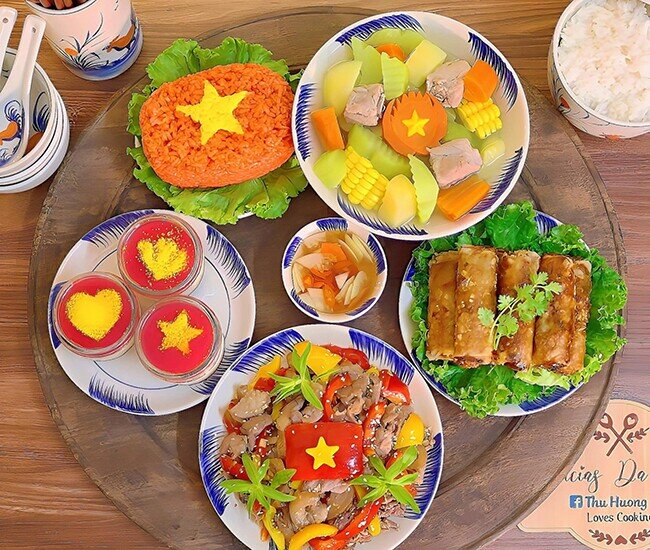 Hai mâm cơm nhà của chị Thu Hương cũng được trang trí theo chủ đề yêu nước.