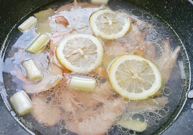 Để tôm luộc ngon như ngoài hàng, thả ngay quả này vào, con nào cũng thơm nức lên màu đỏ đẹp lại không tanh - 2