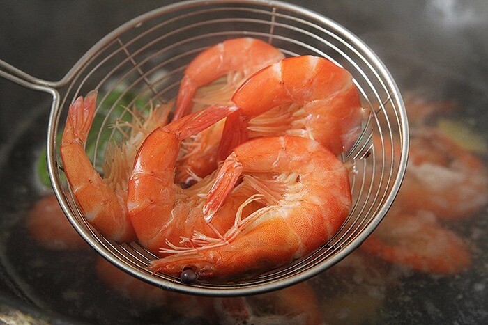 Để tôm luộc ngon như ngoài hàng, thả ngay quả này vào, con nào cũng thơm nức lên màu đỏ đẹp lại không tanh - 3