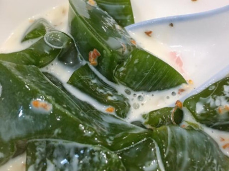 Loại rau mọc cả ở ven đường có vị khó xơi, nhưng đem nấu thành thứ mềm mềm mát mát này ăn vừa ngon lại bồi bổ cơ thể