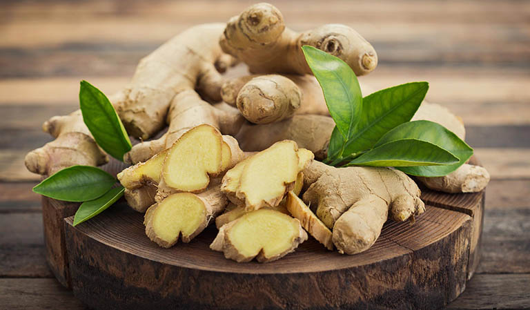 Vùi gừng trong cát/đất rất đơn giản.