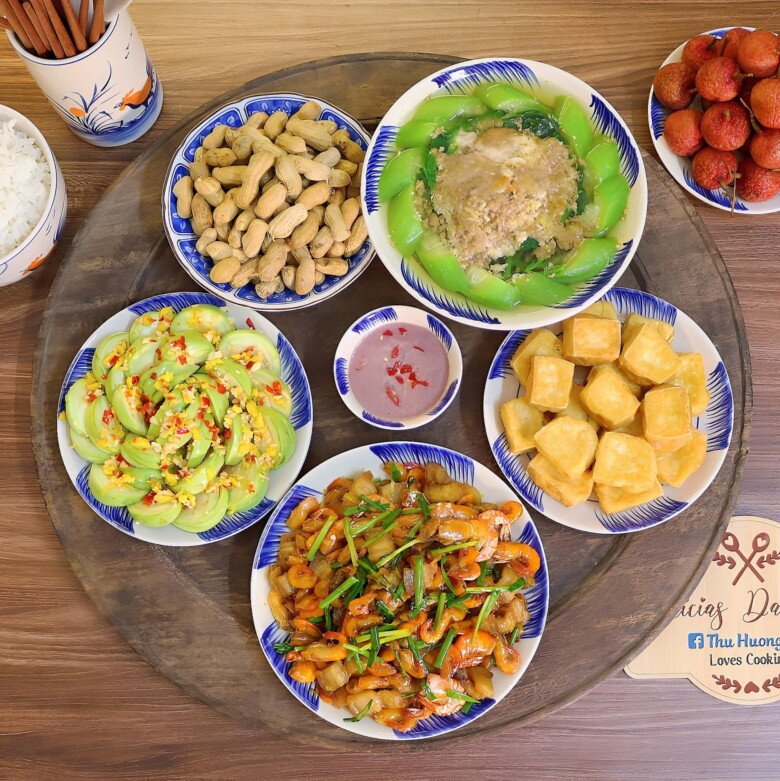 Bữa tối ngon miệng với các món dân dã.