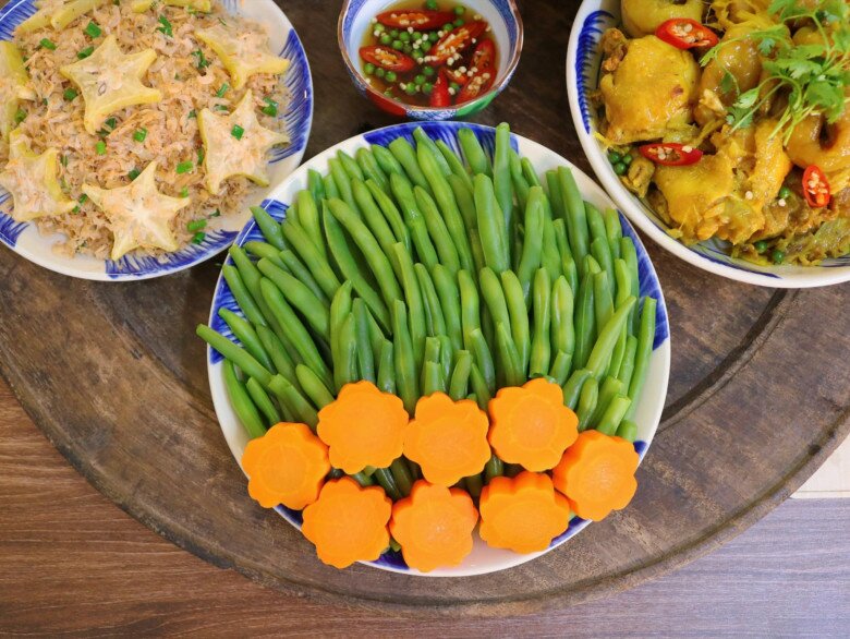 Chuẩn bị: 200g tép moi, nước mắm, hành khô, dầu ăn, đường, hành lá, 1 quả khế chua.