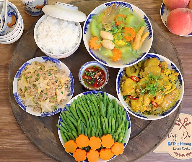 Mâm cơm tối hấp dẫn.
