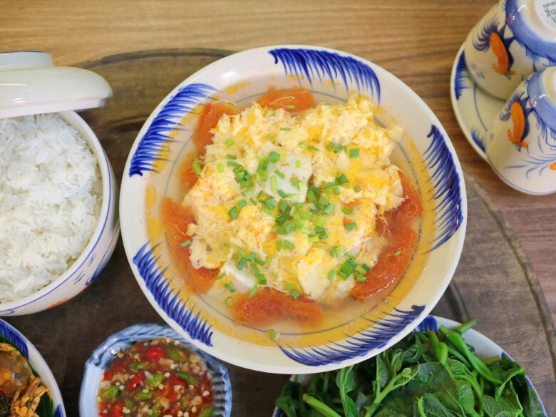 Chuẩn bị: 1 bó rau lang non, muối, dầu ăn.