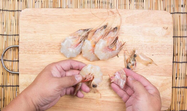 Khi luộc tôm, nên dùng nước sôi hay nước lạnh? Hóa ra trước giờ vẫn làm sai, bảo sao tôm bị dai và khô! - 8