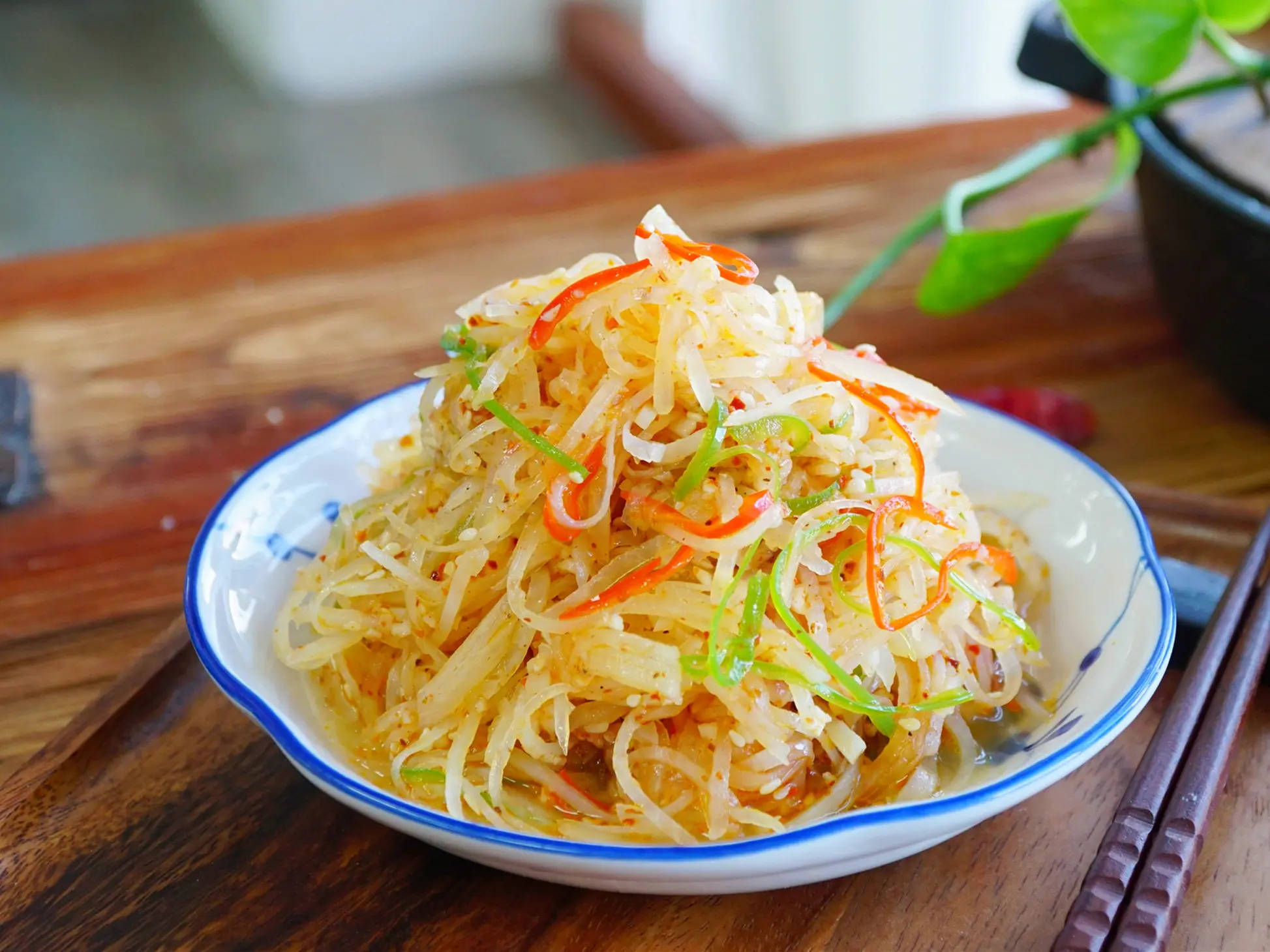Vớt khoai tây để ráo, cho vào tô lớn, đổ nước sốt lên, trộn đều là xong.