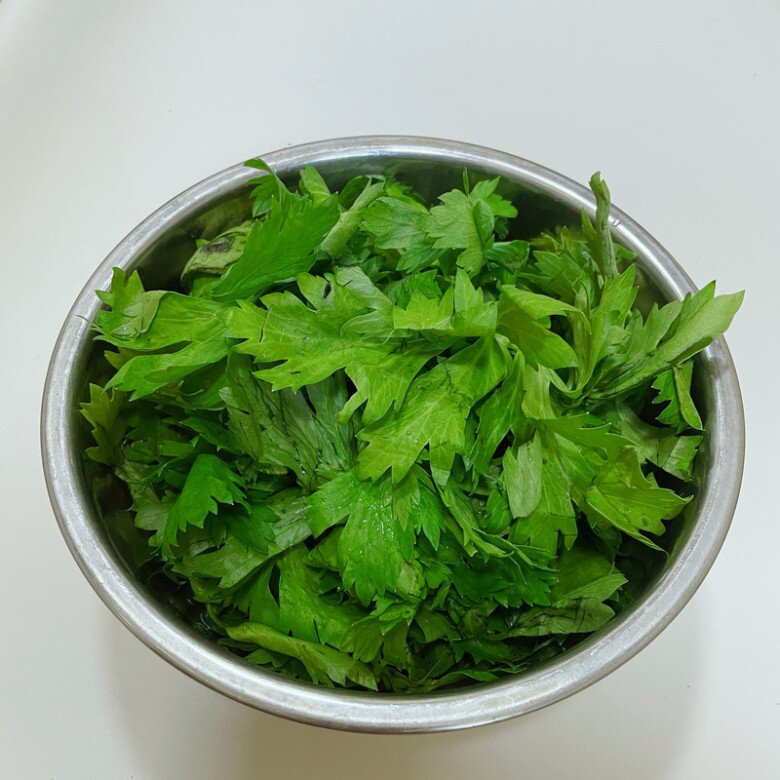 Không chỉ xào thịt bò hay mực, lá này xào cùng trứng tuyệt ngon, giàu dinh dưỡng, trôi cơm bất ngờ - 1