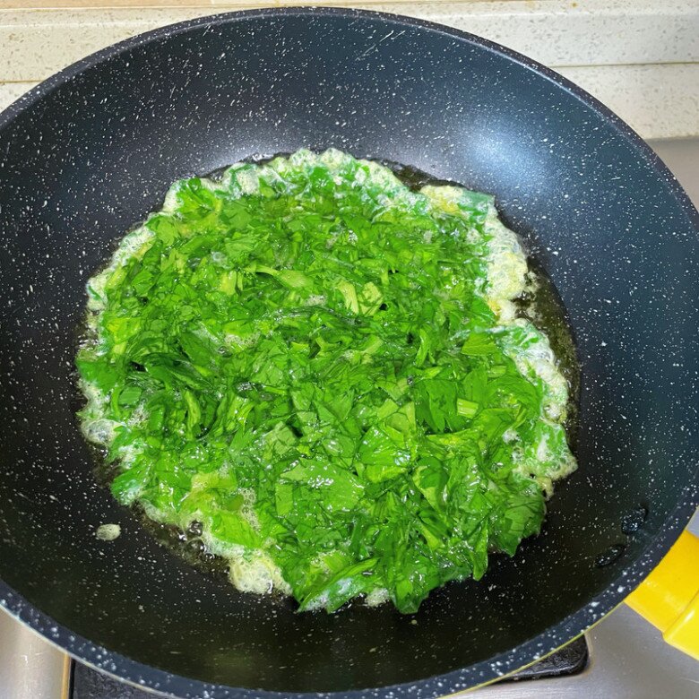 Không chỉ xào thịt bò hay mực, lá này xào cùng trứng tuyệt ngon, giàu dinh dưỡng, trôi cơm bất ngờ - 5