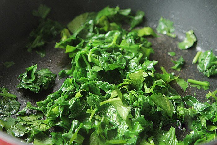 Không chỉ xào thịt bò, lá này xào cùng trứng tuyệt ngon, đã thế lại còn cực bổ dưỡng - 2