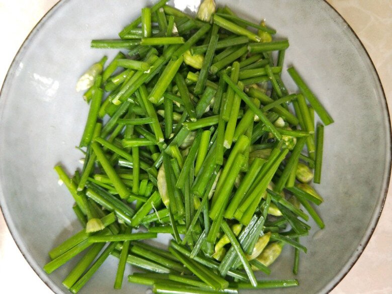 Không ngờ thịt lợn xào với lá này trở thành một món “siêu ngon” lại còn bổ dưỡng - 1