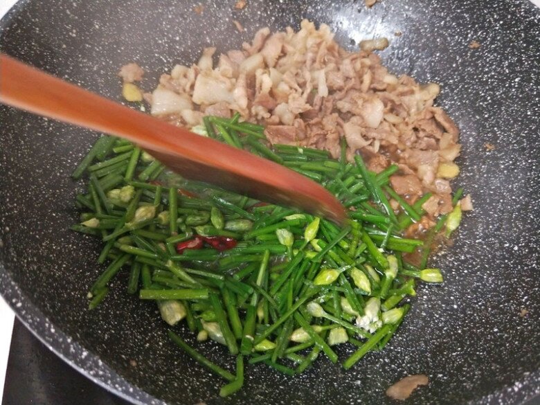 Không ngờ thịt lợn xào với lá này trở thành một món “siêu ngon” lại còn bổ dưỡng - 6