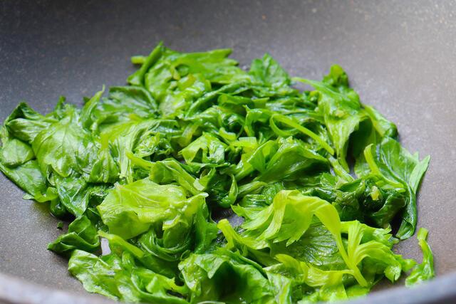 Lá của loại rau này là kẻ thù của ung thư nhưng nhiều người chê khó ngửi, xào với trứng ăn cực ngon lại rất bổ - 4