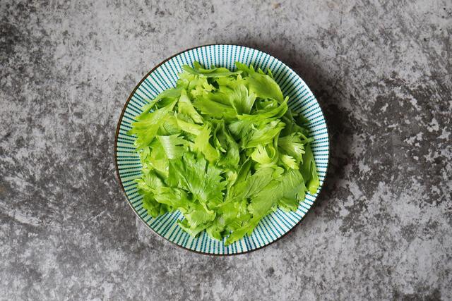 Lá của loại rau này là kẻ thù của ung thư nhưng nhiều người chê khó ngửi, xào với trứng ăn cực ngon lại rất bổ - 2