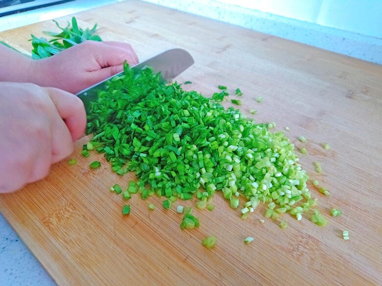 Loại lá mệnh danh là amp;#34;rau của thậnamp;#34;, lại còn tốt cho gan, đem xào với trứng được món ngon bổ - 1