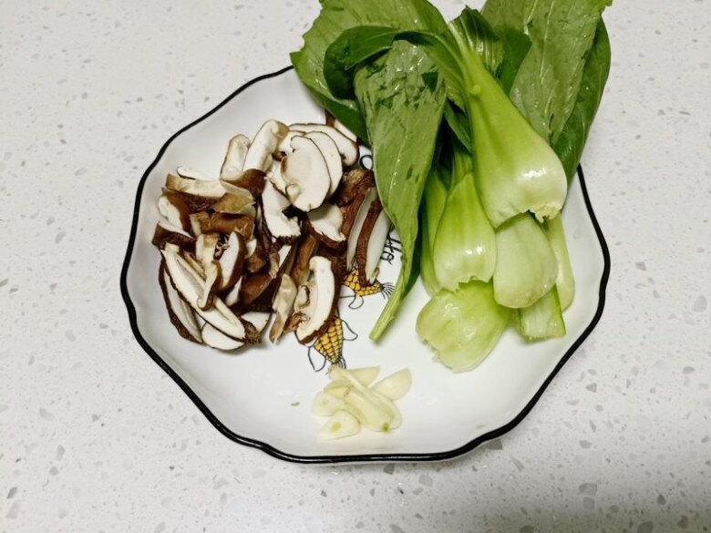 Loại rau giàu canxi đem xào với thứ chứa nhiều vitamin D được món thanh đạm, ngon miệng nhưng cực bổ dưỡng - 1