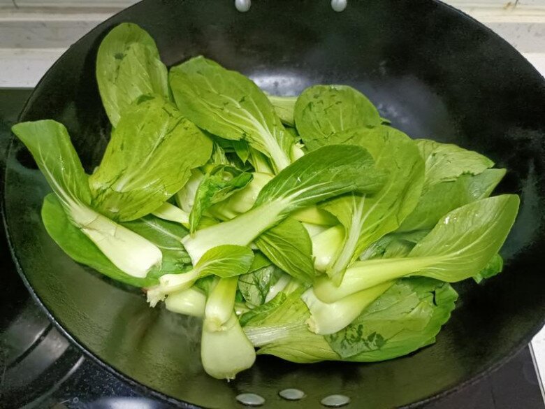 Loại rau giàu canxi đem xào với thứ chứa nhiều vitamin D được món thanh đạm, ngon miệng nhưng cực bổ dưỡng - 4