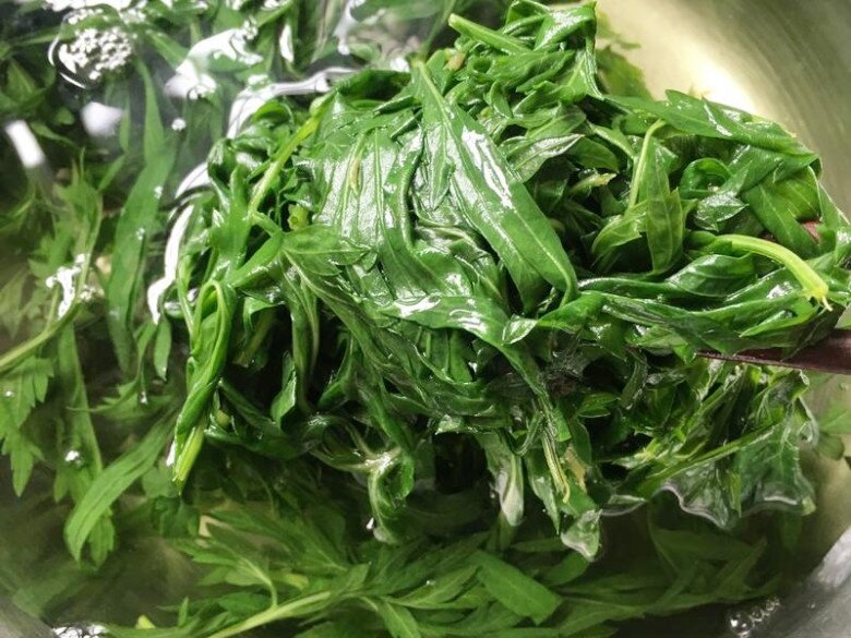 Loại rau mọc cả ở ven đường có vị khó xơi, nhưng đem nấu thành thứ mềm mềm mát mát này ăn vừa ngon lại bồi bổ cơ thể - 4