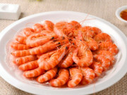 Để tôm luộc ngon như ngoài hàng, thả ngay quả này vào, con nào cũng thơm nức lên màu đỏ đẹp lại không tanh
