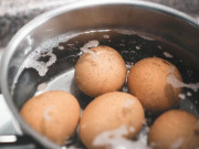 Bếp Eva - Luộc trứng thêm 2 thứ nữa, trứng vừa thơm ngon lại dễ bóc vỏ đến bất ngờ