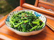 Bếp Eva - Ăn mãi mới biết rau này giàu kali và canxi, đem xào hay bóp nộm đều ngon lại giòn sần sật
