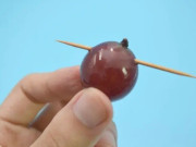 Bếp Eva - Cắm một cây tăm vào quả nho, thật tuyệt vời giải quyết được nỗi phiền toái lớn của nhiều người, hãy mau học ngay!