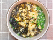 Bếp Eva - Trứng nấu canh với rau này canxi tăng nhiều lần, cực tốt cho xương, vừa ngon lại dễ nấu, khoảng 3 phút là xong