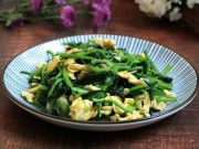 Bếp Eva - Trứng đem nấu với loại rau bán đầy chợ nhưng vitamin K gấp 60 lần trứng vịt, được món ăn với cơm đậm đà, ngon miệng giá lại rẻ