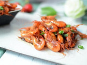 Bếp Eva - Rang tôm tuyệt đối không cho loại nước này, tôm bị mềm kém giòn ngon, đầu bếp mách nên thêm 2 gia vị