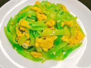 Bếp Eva - Cây này nhiều người chỉ ăn lá nhưng phần thân rất ngon, ngoài chợ cực ít bán, nấu lên vừa giòn lại bổ mát