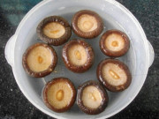 Bếp Eva - Rửa nấm hương khô dùng nước nóng hay lạnh mới chuẩn? Đầu bếp nhắc rắc thêm chút này là nấm nở nhanh trong 1 phút