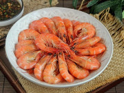 Bếp Eva - Luộc tôm mãi giờ mới biết, muốn tôm lên màu đỏ đẹp, thịt chắc thơm ngon ngọt không khô phải thì thêm mấy thứ này!