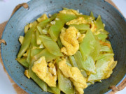 Bếp Eva - Cây này tưởng chỉ ăn lá, ai ngờ thân cũng cực ngon, đem xào trứng được món giàu canxi, tốt cho sức khỏe