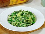 Không chỉ xào thịt bò hay mực, lá này xào cùng trứng tuyệt ngon, giàu dinh dưỡng, trôi cơm bất ngờ