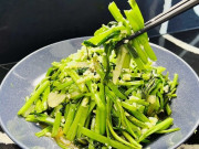 Bếp Eva - Xào rau muống đừng cho ngay vào chảo, thêm 2 bước này rau xanh mướt chẳng thâm đen lại giòn ngon như ngoài hàng