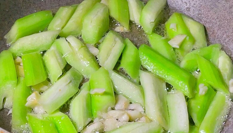 Mướp vừa cho vào chảo xào đã bị đen? Bếp trưởng tiết lộ: Chỉ cần thêm thứ này mướp sẽ xanh như ngọc, thơm ngọt đẹp mắt - 5