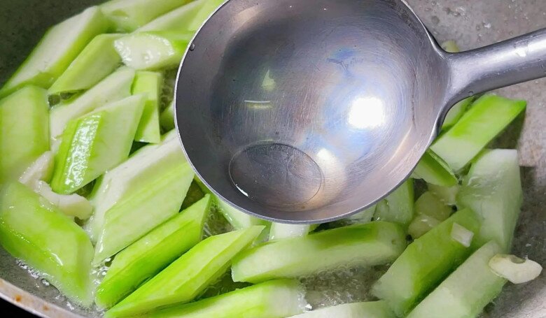 Mướp vừa cho vào chảo xào đã bị đen? Bếp trưởng tiết lộ: Chỉ cần thêm thứ này mướp sẽ xanh như ngọc, thơm ngọt đẹp mắt - 4