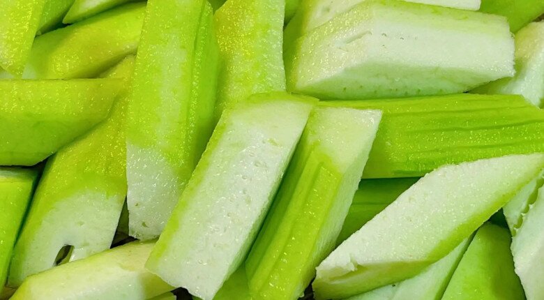 Mướp vừa cho vào chảo xào đã bị đen? Bếp trưởng tiết lộ: Chỉ cần thêm thứ này mướp sẽ xanh như ngọc, thơm ngọt đẹp mắt - 1